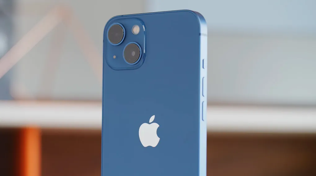 iPhone 13 128GB màu xanh Sierra Blue với gam màu lạnh và sang 